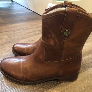 New Vince Camuto western style button bootie 8M